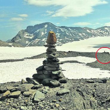 Bezüglich Gletscherschmelze sieht es ein wenig besser aus - Das fertige «Steinmandli» mit Aussicht auf unseren «Referenzfelsen». FOTOS: ZVG