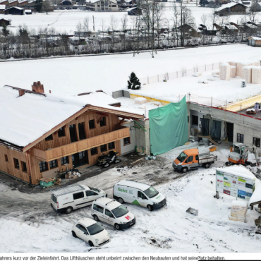 Eine saubere Sache - Das Racing Center Huble aus der Perspektive eines Skirennfahrers kurz vor der Zieleinfahrt. Das Lifthäuschen steht unbeirrt zwischen den Neubauten und hat seinen Platz behalten. FOTO: MARCO MINNING