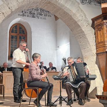 So tönts im Gsteig 2026: ein Abend voller Beständigkeit - Kapelle Rita Walker.