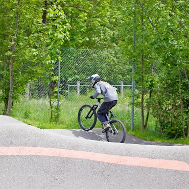 «Unser Ziel ist es, die Selbstständigkeit und Entwicklung von Kindern und Jugendlichen zu fördern» - Die Kinder toben sich auf dem Pumptrack aus.