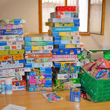 Ein Generationenprojekt der Herzlichkeit: Aktion Weihnachtspäckli - Fast bis unter die Decke stapeln sich die vielen Spielsachen, welche gespendet wurden.