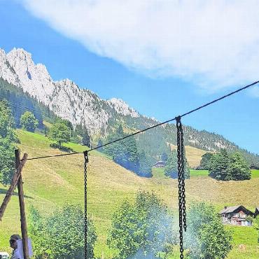 Abländschen: «Chäse isch e faszinierende Bruch» - Aufhängevorrichtung vor beeindruckender Bergkulisse.
