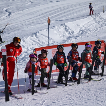 Mehr als nur eine Skischule – eine Bewegung für das Saanenland - Tabitha Reichenbach aus Lauenen mit einer Skiklasse.