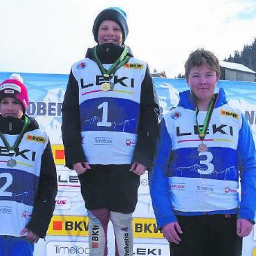 Verspäteter aber erfolgreicher Saisonauftakt in Saanen - Knaben KU14, 2. Rennen: v.l.n.r.: 2. Isaac Henchoz, Saanen; 1. Fynn Brand, Lauenen; 3. Lenny Wyssen, Frutigen.
