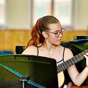 Höhepunkte im Musikunterricht: Certificats-Prüfungen mit Bravour gemeistert - Felisa Edreira, Gitarre, Zweisimmen.