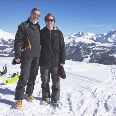 «Ich bin gerne frei und unabhängig» - Skitouren im Winter. Hier mit einem seiner Söhne.