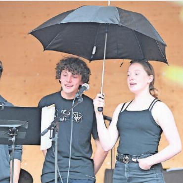 Musik im Pavillon drang auf die Promenade - Die Musikklassen am Gymnasium Interlaken, Abteilung Gstaad, sind ziemlich klein. Umso schöner, wenn doch einige Buben dazugehören. Die beiden jungen Herren präsentierten den Sprechgesang des Liedes «Umbrella» der Popmusikerin Rihanna. Umrahmt wurden sie dabei von den Mädchen, die den Refrain beherrschten und den Vortrag mit passenden Requisiten illustrierten.