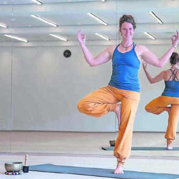 Schwangerschafts- und Beckenbodenyoga mit Michaela Roth im Sportzentrum Gstaad - Michaela Roth unterrichtet Schwangerschafts- und Beckenbodenyoga. FOTO: ZVG
