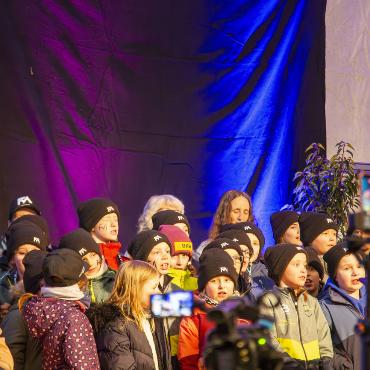 Goldjunge ganz nah: Boltigen feiert seinen Franjo von Allmen