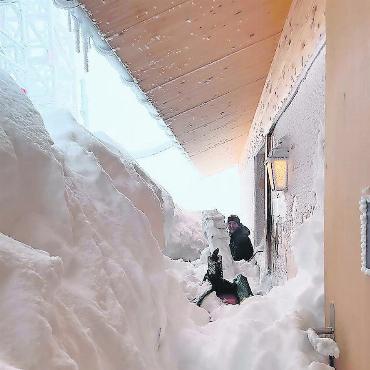 Schadenbehebung nach der Unwetterlage - Das Restaurant Le Carnotzet auf der Terrasse des Scex Rouge versinkt im Schnee. FOTO: GLACIER 3000