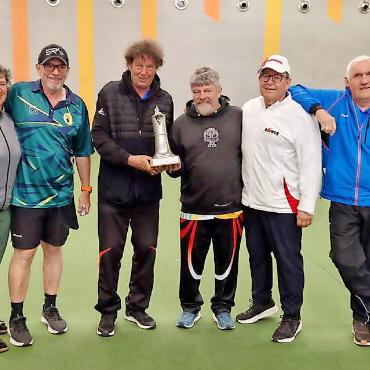Saisonstart des Bowls Club Gstaad, international und national - Podest Eröffnungsturnier der Saison 2025 in Gstaad: v.l. 2. Gafner/Gafner, BCG; 1. Matti/ Haldimann, BCG;3. Lauper/Bürgin, BCT.