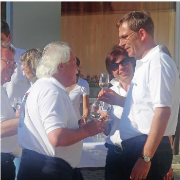 «I mechis wieder!» - Armando Chissalé (links) stösst mit Stephanie und Markus Iseli an.    FOTO: ZVG