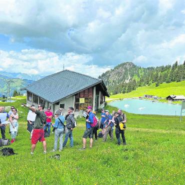 Neue Horneggli-Seilbahn: Architekturwettbewerb ist lanciert - Vergangene Woche fand die Begehung für die zukünftige neue Horneggli-Seilbahn statt. Auf dem Hornberg erklärte Jannik Sager, Leiter Projekte und Infrastrukturen bei der BDG, den Anwesenden das Projekt. FOTO: ZVG