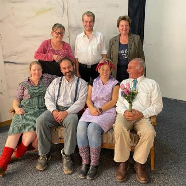 Theatergruppe «beleidigti Brötli» – ehemals Chörli Reichenstein-Oeschseite - Bewährte Truppe, neuer Name: die «beleidigti Brötli». FOTO: ZVG