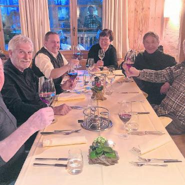 BOSV Ex-Klusiv kulinarisch unterwegs im Saanenland - V.l. Othmar Tschabold, Ueli Müller, Gastgeber Bruno Kernen, Ursula Zanini-Glur, Beat Hählen und Christian von Siebenthal.