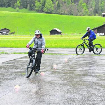 Erster E-Bike-Kurs für wetterfeste Seniorinnen und Senioren - Die Teilnehmenden üben eine Slalomfahrt.
