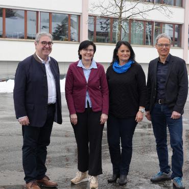 Eine Brücke über den Röstigraben - In einer Medienkonferenz informierten (von links) Staatsrat Frédéric Borloz (Chef des Departements für Bildung und Berufsausbildung des Kantons Waadt), erleichtern. Petra Schläppi (Gemeindepräsidentin Saanen), Regierungsrätin Christine Häsler (Bildungs- und Kulturdirektorin des Kantons Bern) und Christoph Däpp (Schulleiter am Standort Gstaad des Gymnasiums Interlaken) über die geplante Vereinbarung. FOTO: JONATHAN SCHOPFER