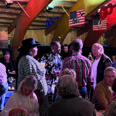 Hut, Stiefel und Weste an: Die Country Night Gstaad feierte 35 Jahre - Marcel Bach, Gründer und OK-Präsident der Country Night Gstaad, genoss sichtlich die Jubiläumsausgabe. Er unterhielt sich angeregt mit dem Headliner, der Country-Band Chapel Hart (Foto oben) und erlebte den Jubiläumsumzug auf einer Harley Davidson, auch sein Sohn fuhr mit (Foto links). FOTOS: THOMAS RAAFLAUB & JOCELYNE PAGE