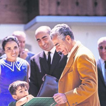 «Frühmorgens gings los auf Promijagd, den ganzen Tag war ich auf der Pirsch» - Seine Majestät der Schah von Persien mit seinem Sohn im Jahr 1960.