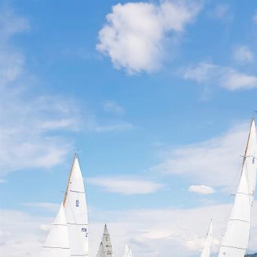 Von einem, der Segelgeschichte schreibt, und weiteren Erfolgen der GYC-Mitglieder - 6-Meter-Schweizermeisterschaft: Blick über die Regatta am Genfersee. FOTO: ZVG
