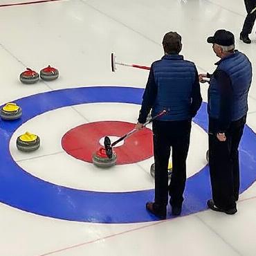 Veteranen-Curler aus der ganzen Schweiz in Gstaad - … diskutiert …