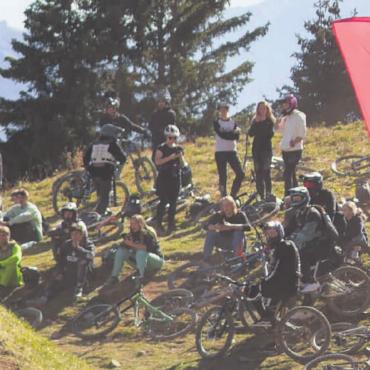 Junge, temperamentvolle Downhill-Biker heben ab