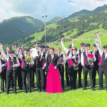 Musiktage Zweisimmen – viel Freude und ein frischgebackener Veteran - Jubel nach der Rangverkündigung: Die MG Gstaad wird Zweite in der Spielklasse Harmonie 2.