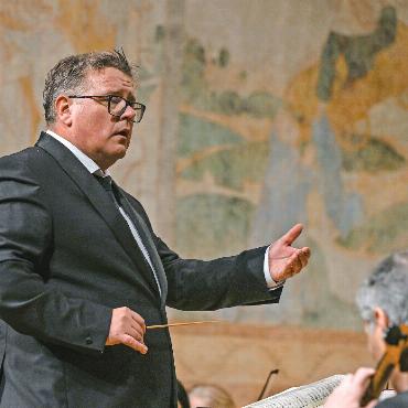 Kraft und Besinnung in einer schwierigen Zeit - Mit Schwung und Freude: Dirigent Michael S. Bach.