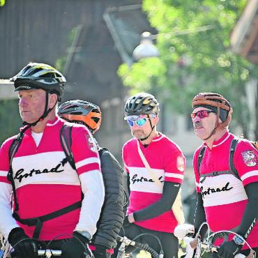 Ganz gemütlich «gümmele» - Zumindest optisch ernst zu nehmende Konkurrenz für das Allegro-Team: einige der Herren vom Team Gstaad. FOTO: JENNY STERCHI