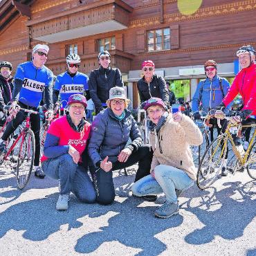 Ganz gemütlich «gümmele» - Ein Teil des Allegro-Teams in Saanenmöser mit den Vertreterinnen der Dorforganisation, welche feine «Brennti Creme» und «Bräzeleni» spendierten.