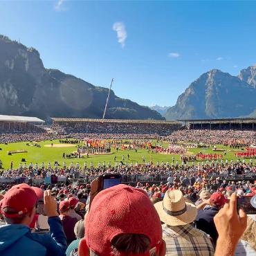 «Manne, ad Arbet»: zwei Saaner am ESAF - Festakt in der gigantischen Schwingarena in Mollis.