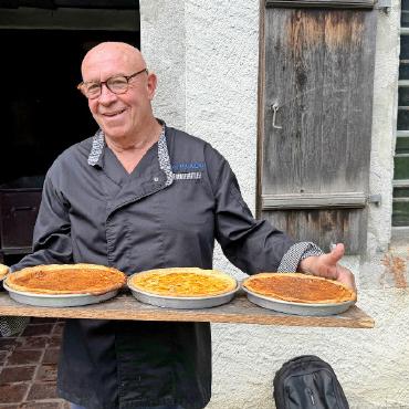 Tradition eindrücklich bewahrt - Joel Magueur, hier mit den fertigen Tartes, übernimmt ab nächstem Jahr das Amt des «Cuiseurs».