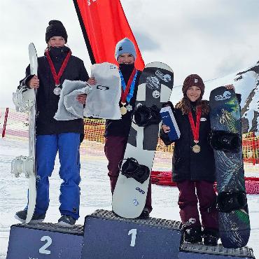 Selina Ruf wird Schweizermeisterin im Snowboardcross U13 Women - Als Silbermedaillengewinnerin der BUZZ-Tour krönte sich Selina Ruf zur Schweizermeisterin U13. Die Bronzemedaille ging mit Alessia Tschanz an eine weitere SNSA-Fahrerin. FOTO: ZVG