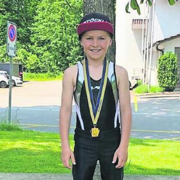 Pokal für die YB-Damen und Gerätturnen im kantonalen Vergleich - Mika Hauswirth holte sich mit Rang 8 sowohl eine Top-Ten-Platzierung als auch eine Auszeichnung an der Berner Kantonalmeisterschaft. FOTO: ZVG