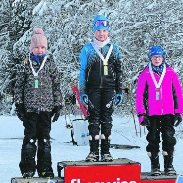 Langlauf Cross Schönried – was für ein Glück! - Familie Reichenbach zum Dritten: Aylea Reichenbach (rechts) erkämpfte sich bei den jüngsten Mädchen die Bronzemedaille hinter Siegerin Julia Castella (Mitte) und Flavia Künzi.