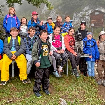 Bun di Grischun! – die HPS Gstaad auf Reisen - Eine bunte Kinderschar unterwegs im Nieselregen.