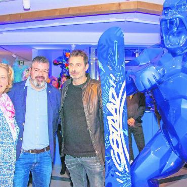 Vernissage des Künstlers Richard Orlinski - Galeristin Adrienne Desbiolles, Gemeinderat David Schmid und der Künstler Richard Orlinski mit dem blauen Gorilla, dem Geschenk für die Gemeinde Saanen. FOTOS: ERICH KÄSER