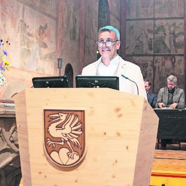 Erstes Ja für die GIH - Roman Gimmel, Verwaltungsdirektor der Gemeinde Saanen, verliest das Protokoll der Gemeindeversammlung. FOTO: KEREM MAURER