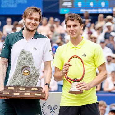Alexander Bublik feiert seinen ersten Sandplatz-Titel - Alexander Bublik und Juan Manuel Cerúndolo, Sieger und Finalist. Sieger Bublik: «Keiner meiner bisherigen fünf Titel war so intensiv und hart wie dieser.» FOTO: BREAKPOINT IMAGES/EFG SWISS OPEN GSTAAD 2025