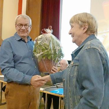 Welche Zukunft für das Museum der Landschaft Saanen? - Kassierin Ruth Schmid (zweite von links) wird nach 15 Jahren im Vorstand mit einem Blumenstrauss verabschiedet.