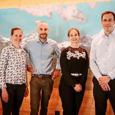 Führungswechsel im Hotel Alpenland - Fliegender Wechsel im Hotel Alpenland in Lauenen (v.l.): Sonja Gübeli und Michael Ming übergeben an Sandra Smith-Scheuner. Daneben Hans-Christian Schneider von der Besitzerfamilie. FOTO: ZVG