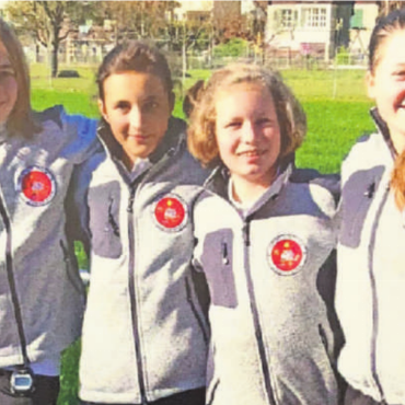 Erfolgreiche Curling-Juniorinnen - Lang zurück, Saison 2015/16:Bereits vor sieben Jahren curlten Noemi von Grünigen (links) und Nikita Brand (2. von rechts) im gleichen Team. Wer so lange zusammen spielt, weiss um die Stärken der anderen. FOTO: ZVG