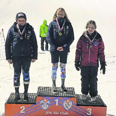 Drei Doppelsiege an der JFK Ski Club Slalom Challenge im Racing Center - Die schnellsten Mädchen des ersten Rennens der Kategorie 2011.