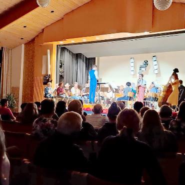 Musikgesellschaft Gstaad bringt musikalisches Kino ins Dorf - Die Musikgesellschaft Gstaad hat mit bekannten Kompositionen aus der Filmbranche ein schönes, facettenreiches Jahreskonzert zusammengestellt und gespielt.