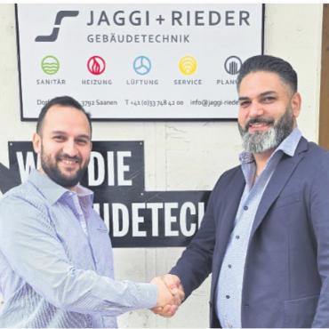 Stabübergabe und Meisterleistung bei Jaggi + Rieder - Mit Auszeichnung bestanden: Betriebsleiter Josef Redzepi gratuliert Kreshnik Recica (links) zum Meistertitel.
