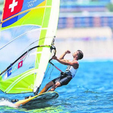 GYC-Segler und das Saanenland sind bei den hoch angesehenen SUI Awards 2023 vertreten - Mateo Sanz Lanz, der schweizerisch-spanische Windsurfer, trug das GYC-Wappen und die Schweizer Flagge zu mehr als einer Ausgabe der Olympischen Spiele. FOTO: ENERGY SWISS SAILING TEAM