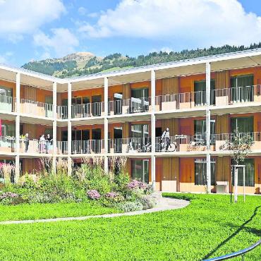 Ein erfolgreiches Jahr der Bergquelle - Trotz zusätzlichem Einbau einer Rampe und der Montage einer Photovoltaikanlage auf dem Dach, konnte das Baubudget des neuen Wohnhauses auf der Spitalmatte eingehalten werden. FOTO: ZVG