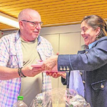 Der Rattenschwanz des Fachkräftemangels - Präsident Christian Gafner überreichte Lea Romang Blumen und Präsente als Dank für ihre geleistete Arbeit im Vorstand.
