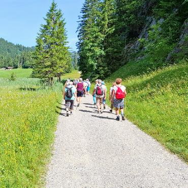Seniorenwanderung vom Lauenensee nach Lauenen - Dem See entlang zu wandern, ist immer wieder ein schönes Erlebnis.