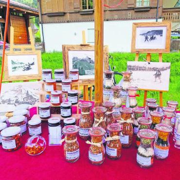 Das erste Schönrieder Dorffest war ein Volltreffer - Schneesportbilder aus den Anfangszeiten des Tourismus wurden mit allerlei «gluschtigen» Geschenken für die Küche ergänzt.